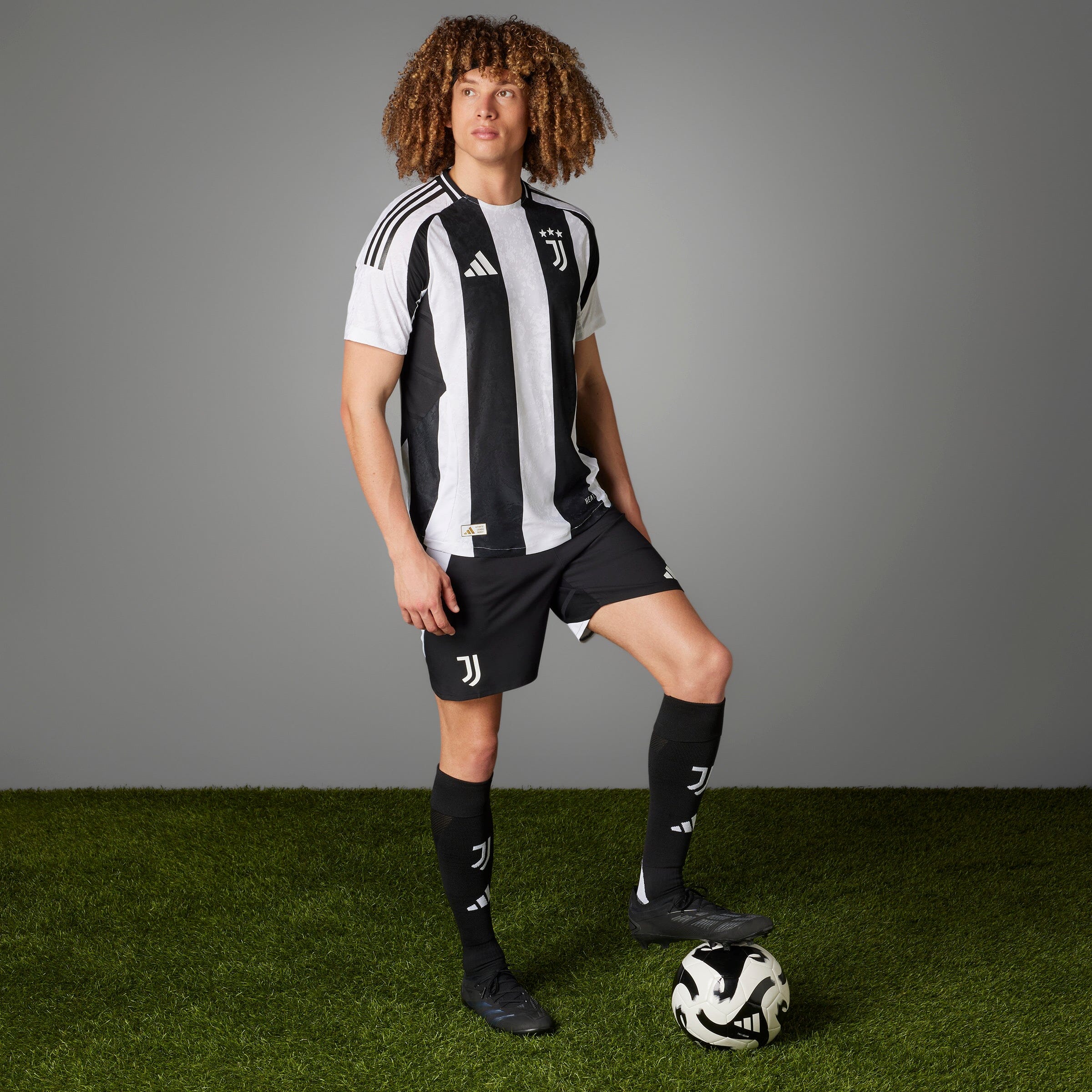 Juventus 24/25 Home Authentic Jersey (IT6056) - Image 15