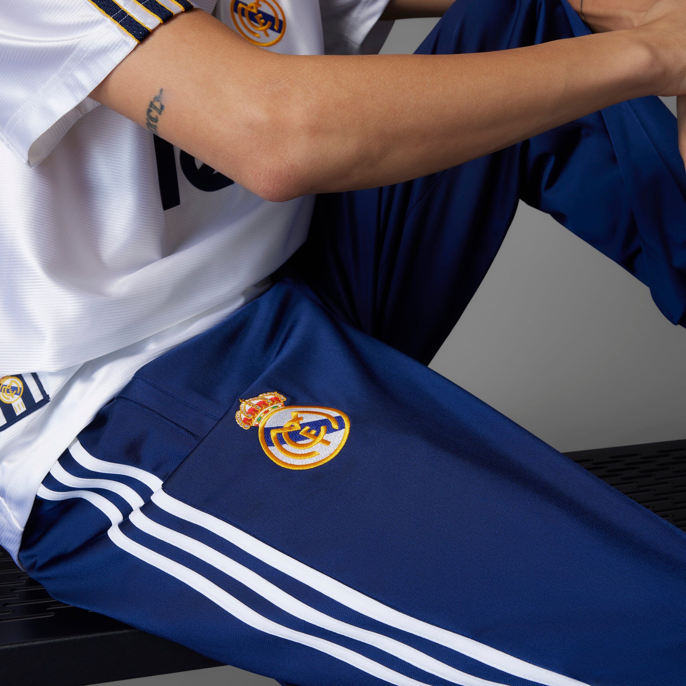 Real Madrid 1999/2000 Track Pants - Special Edition (JW1994) - Image 10